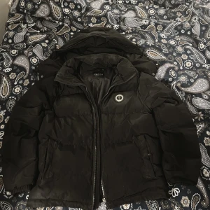 Trapstar jacka - Säljer min trapstar jacka för använder den inte längre. Storlek M på jackan. Dragkedjan har tyvärr lossnat som man kan se i sista bilden och de går att fixa. Priset kan diskuteras vid snabb affär.