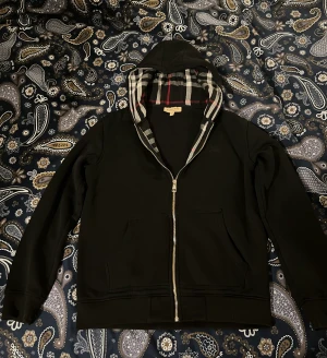 burberry kofta - Säljer min burberry kofta. Storleken kav variera det står att de storlek L men det passar som M och S inte L.