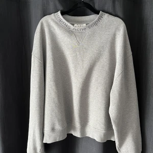Acne studios tröja - Acne studios flogho tröja i grå. Storlek L passar medium också. Skick 9/10. Helt äkta! 