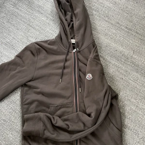 Moncler  - Tja, säljer en fet moncler zip hoodie i skicket 9/10, stl M men sitter som S. Pris kan diskuteras!