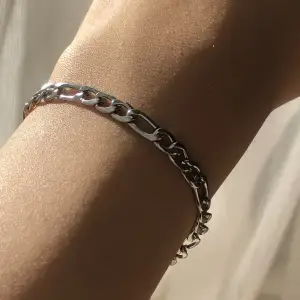 Handgjord simpelt armband i rostfritt stål med ett litet stjärna vid spännet.⛓️💫Skicka gärna armbandstorlek vid beställning.💗+Frakt: 15kr