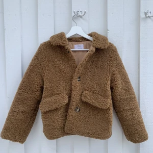 Kort teddykappa - Säljer denna korta teddy kappan från zara. Hör av er vid frågor💘💘