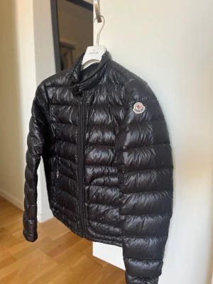 Moncler jacka - Säljer en Moncler Acorus i Size 4.  Nypris 11 000kr. Prioriterar smidig affär.  Köpare står för frakt. 