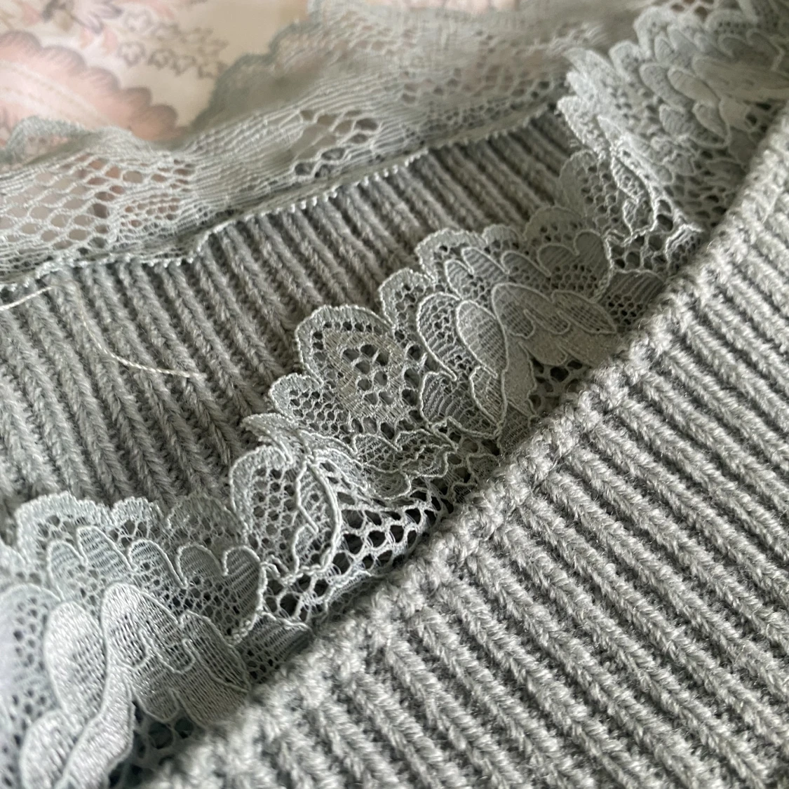 STICKAD TRÖJA MED SPETS