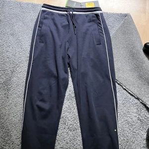 Hugo boss mjukisbyxor - Aldrig använda hugo boss byxor skick 10/10 tvärfeta strl small. Nypris 700