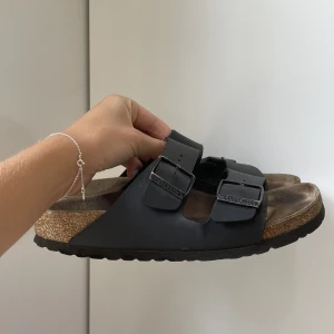 Svarta birkenstock🖤 - Svarta birkenstock i storlek 38! Skorna är välanvända, men fortfarande hela och i bra skick. Säljes då de inte länge kommer till användning ❤️‍🔥