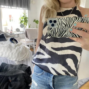 Topp - Säljer den här fina zebramönstarde toppen från hm, säljer pga används inte😁❤️❤️