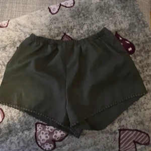 Shorts  - Gröna tunna shorts som är i bra skick.