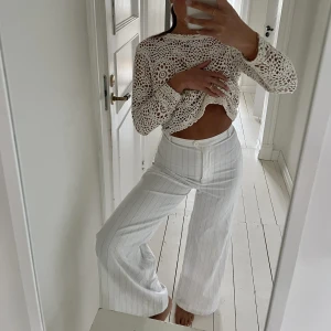 Vita kostymbyxor - Högmidjade och vida i benen! Sitter perfekt på en xs 