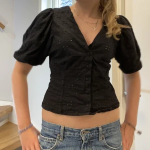 Fin topp - Säljer denna topp med ”puffärmar” och även knappar där fram.  Storlek M men passar även S!! Fint skick. Köparen står för frakten. 🧝‍♀️