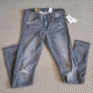Slitna grå jeans. Super skinny low waist. Aldrig använda. 