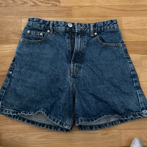  Jeans Shorts - Nästan oanvända shorts.säljer för de är for små 