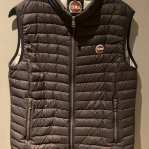 Colmar Väst Svart - Storlek: M  Skick: som ny. Bevis på att den är äkta finns också. Pris inte satt i sten. 