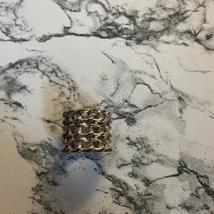 Klark ring  - Jag säljer en ring i silver och rostfärgad.använd några gånger men Inte så många.hoppas någon vill köpa💕priset tar vi när vi skriver!