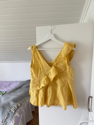 Gul topp - Så fin topp från zara i storlek S, kommer ej till använd så mycket💛🧡