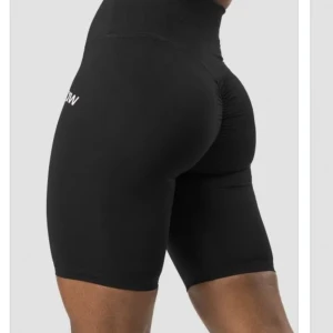 Iciw  - Iciw bike shorts. Scrunch  V-Shape biker shorts black Vmn. Nyskick 