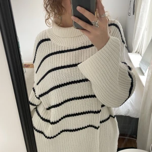 Stickad oversized randigtröja - Stickad oversized randig tröja från Lindex. Stora ärmar med slitsar på sidorna. Knappt använd.(Står M/L men skulle vilja säga XL pga att den är så pass stor)