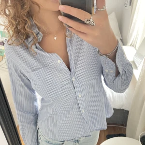 Randig skjorta - Superfin och trending blå skjorta med ränder från Ralph Lauren. 