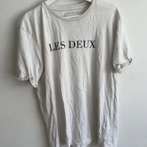 Les Deux T-shirt - Hör av er för mer information och bilder!