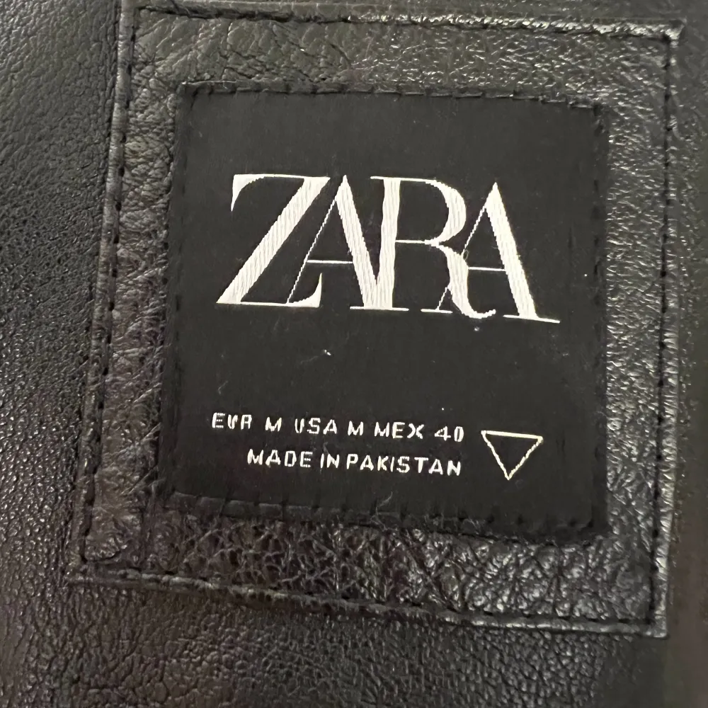 Äkta läder jacka köpt på Zara för 1500 ungefär 2 år tillbaka. Använd nån gång i veckan i en höst. Bra skick. Sitter perfekt på en M. Säljer pga ingen användning och för liten i storleken. Flexibelt pris vid snabb affär.. Jackor.