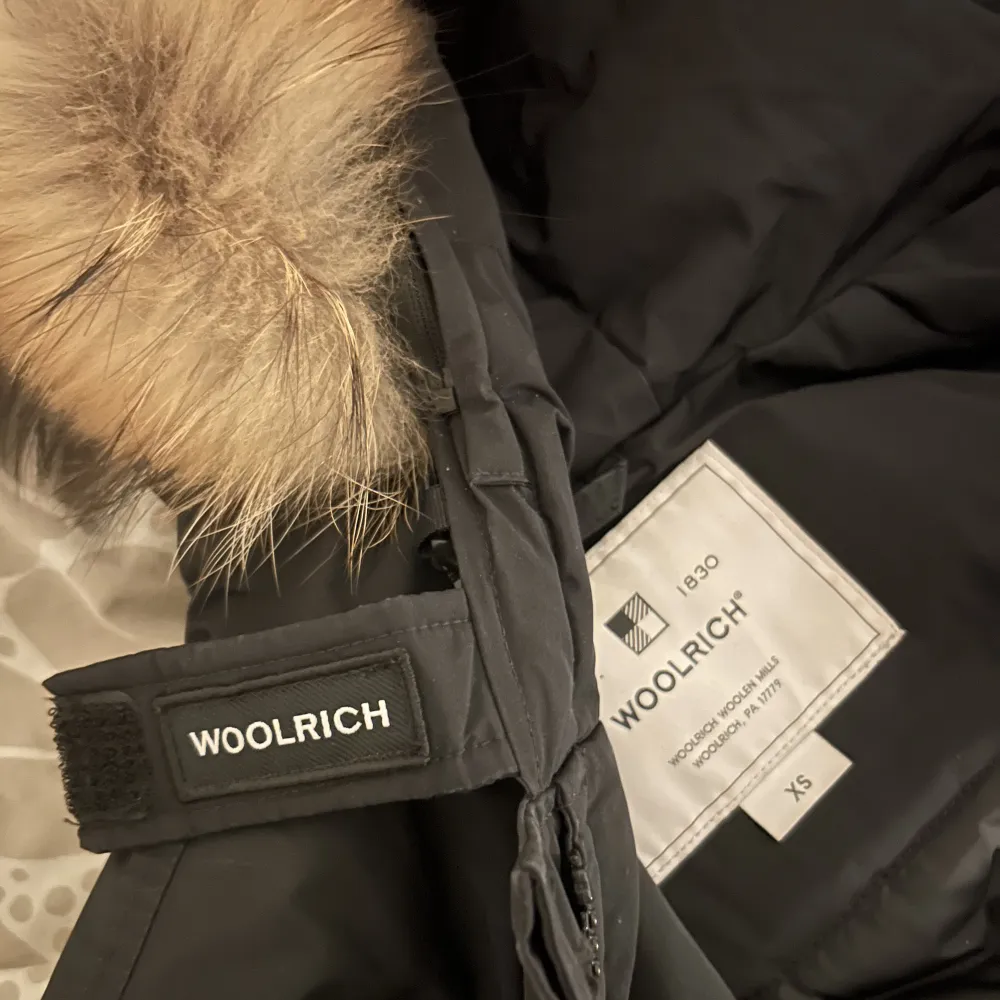 Woolrich vinterjacka köpt för 10 000 använd två vintrar. Fläckfri men kommer tvättas innan den skickas. Pris kan diskuteras.. Jackor.