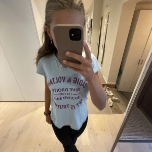 Zadig t-shirt  - Säljer denna jätte fina Zadig t-shirten som är perfekt nu till skolstart! Använd få tal gånger så super fint sick😍 nypris är ca 450 kr ❤️ hör av er vid frågor 