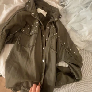 Jacka - Fin höst jacka från zara med nitar, väldigt eftertraktad💗Storlek XS men sitter fint på mig med storlek M i jackor. (KAN MÖTAS UPP 10 AUGUSTI I STHLM CITY)