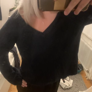 Stickad tröja - Marinblå stickad tröja från Vila💓