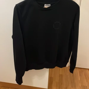 Svart Hoodie  - En helt ny svart Hoodie har aldrig använt kommer inte riktigt ihåg vart den är ifrån. Den är i storlek Xs men funkar även som S.