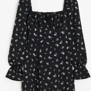 Svart blommig klänning  - Svart klänning med små blommor på i nytt skick prislapp är kvar! Storlek S  NYPRIS 249kr  Köpare står för frakt 