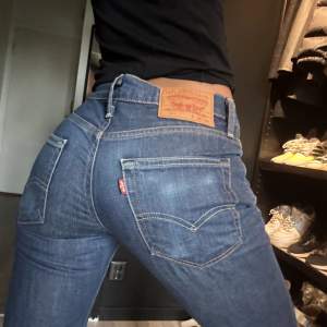 Blåa Levis jeans, säljs pågrund av att jag ej använder dem.