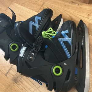 Skridskor 37-40 använda 3 gånger  - Konditionen är väldigt bra bara några repor 