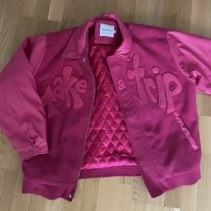 Bomber jacka - Säljer nu denna ursnygga jackan med tryck över bröstet. Den har en oversized fit och fickor som försluts med knappar. Nypris ligger runt 2000
