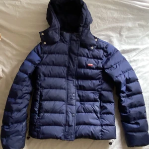 Levis jacka  - Helt oanvänd Levis jacka  Jättefin marinblå färg Nypris ca 1300 kr  Sitter jätte bekvämt och perfekt till hösten/vintern 
