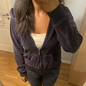 Zip up - Zip up köpt från cubus💗inga defekter förutom att den tvättas mycket så den har krympt lite men det är okej då den är i storlek L