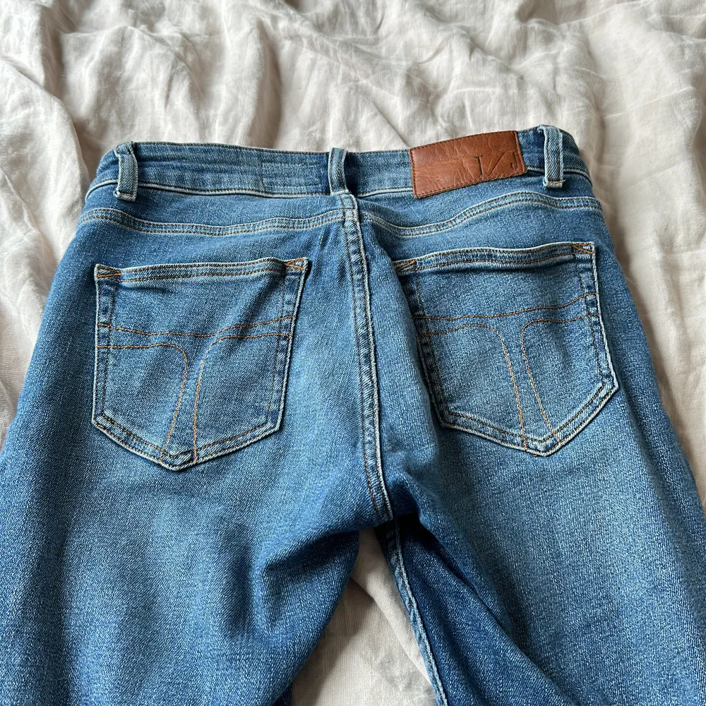 Sköna skinny fit jeans från Tiger, använda men i bra skick, säljer pga att jag inte använder längre. . Jeans & Byxor.
