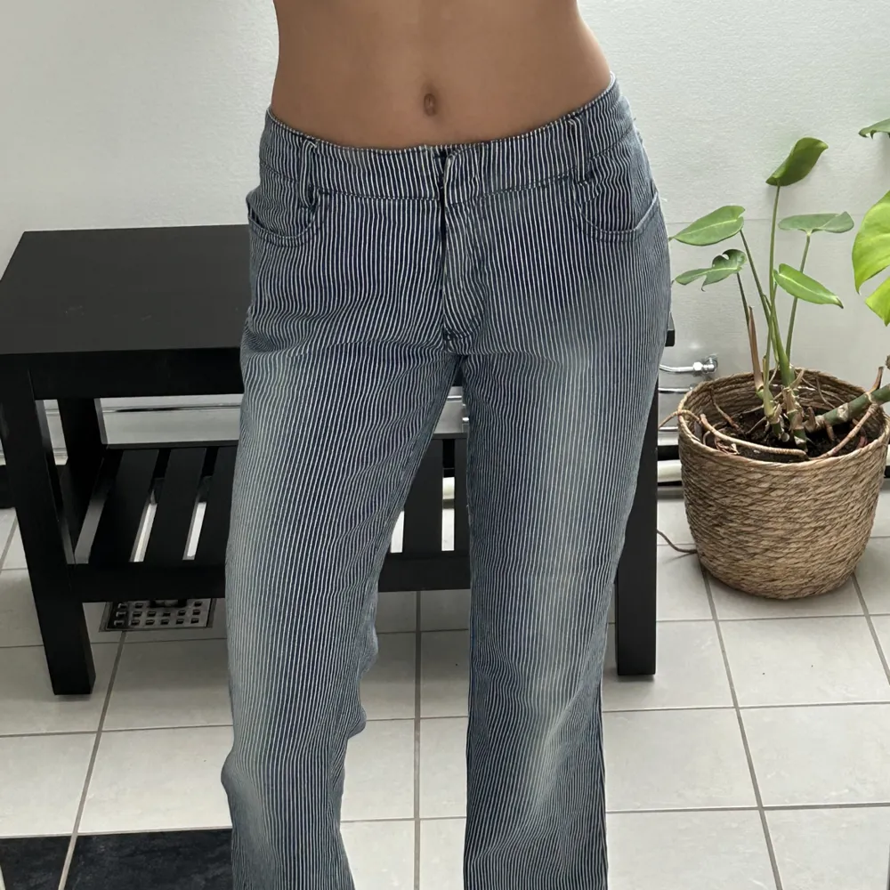 Jag säljer nu mina fina randiga jeans! De är bootcut och lågmidjade. Perfekta och i bra skick.  Från märket Miss PG. Det står ingen storlek men uppskattar XS-S. Hör av er vid frågor💖. Jeans & Byxor.