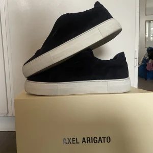 Axel arigatos laceless  - Säljer mina mörkblå Axel arigato laceless storlek 43 cond 9/10 allt medföljer
