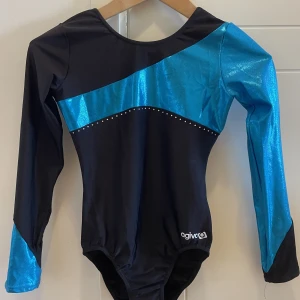 Gymnastikdräkt - Nästan oanvänd Gymnastikdräkt. Svart och blå med stenar. Storlek 36 men är stretch så passar från XS-M
