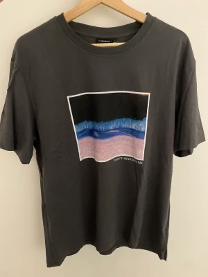 J.Lindeberg T-shirt  - Säljer av min stilrena J.lindeberg tröja för ett schysst pris då jag växt ur den!   Tröjan har använts ett handfull gånger men varsamt och är därför i princip i nyskick!   Tröjan kan skickas säkert och smidigt i Sverige och eventuellt hämtas upp! 