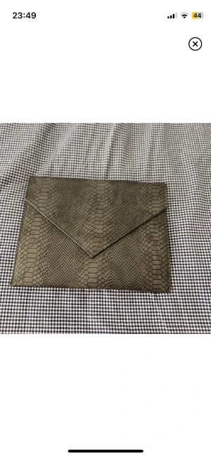 Datorfodral  - Ett perfekt datorfodral till skolstarten som passar en 11-13 tumm macbook. säljer då jag råkade beställa ett för litet fodral och kan ej returnera, nyskick. Säker vid fall och har ett fack inuti💗kom privat för exakta mått💗