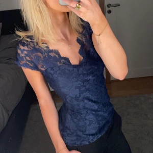 Spets tröja - Mörkblå spets tröja från ginatricot i storlek M🤍säljer också samma i svart