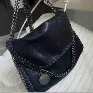 Stella McCartney liknade väska - Säljer min Stella McCartney liknande väska som är köpt här på plick, endast använd enstaka gånger av tidigare användare och mig därav inga defekter! Kom privat för fler bilder