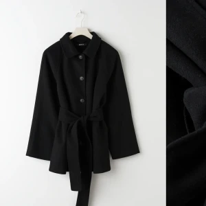 Short coat  - Säljer denna korta kappa från Gina Tricot, strl S. Nästintill oanvänd. Slutsåld på hemsidan! Ord.pris 600kr. Kan tänka mig att sälja den för 250kr (frakt tillkommer) 