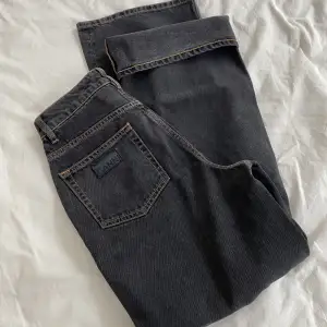 Ett par Coola jeans från GANNI som inte kommer till användning längre. I mycket bra skick. Använt 3 ggr🌷  Säg till om du vill ha fler bilder 📸  Kan mötas i Uppsala eller posta — Fri Frakt✨ 