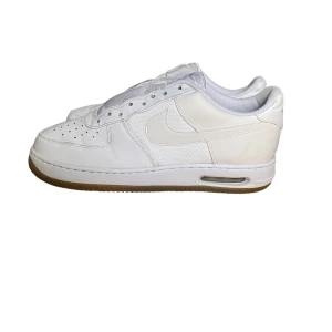 Air Force 1  - Skosnören finns, har bara inte satt på dom. Kan skicka bild privat.