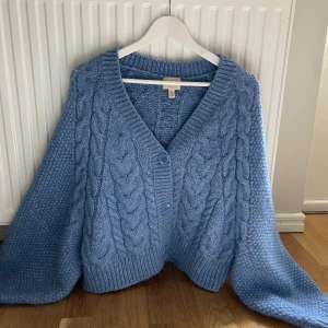 Kofta - Säljer denna ljusblåa koftan från HM. I storlek S och extremt mysig🥰