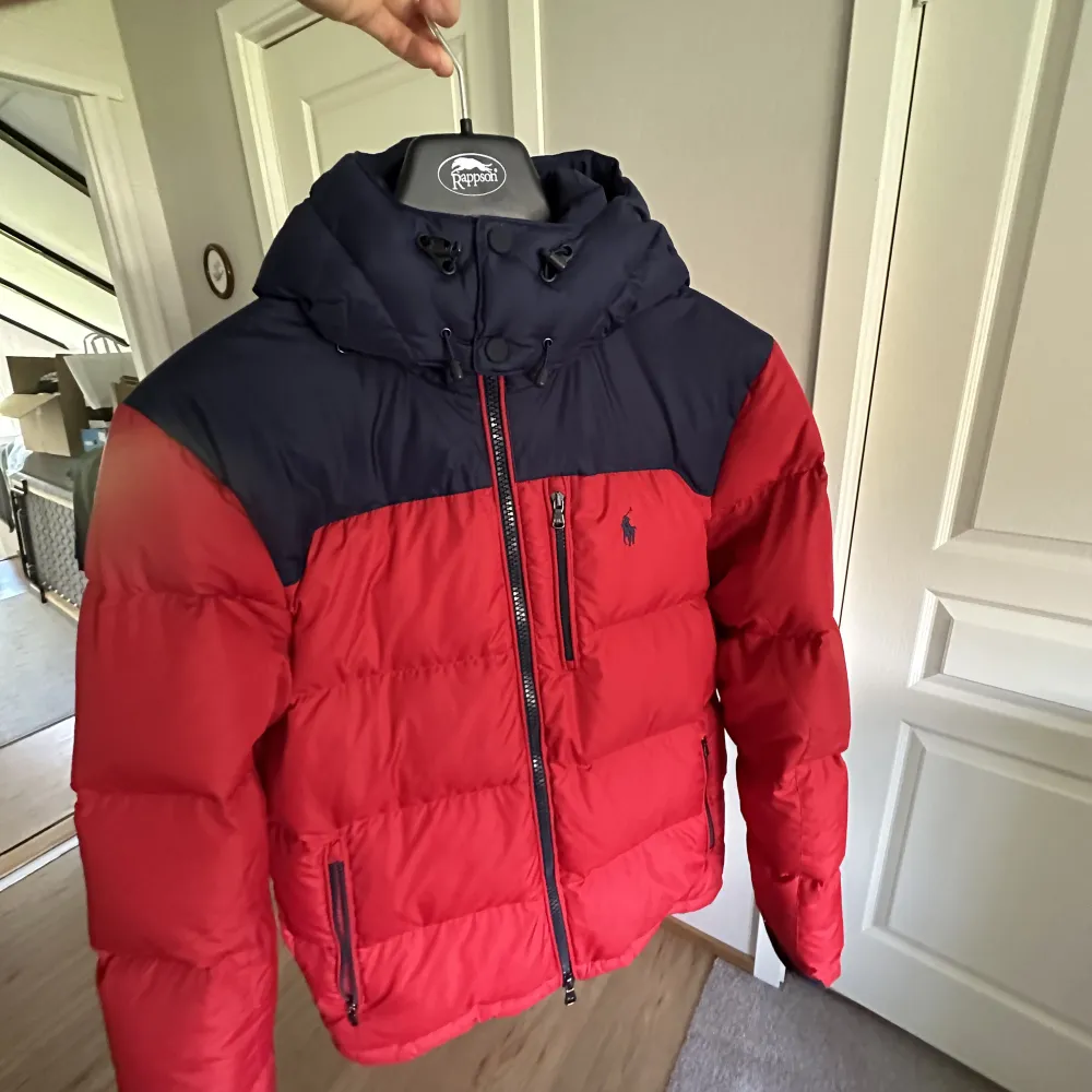 Ralph Lauren Puffer Jacket Storlek S (passar Small-Medium) Väldigt väldigt fint, skick! Typ som ny. Utgången model och färg men nypris på denna är ca 4800-4900 kr. . Jackor.