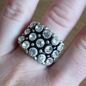 Ring med stenar  - Storlek L 