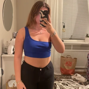 Topp - Ett coolt linne i mörk blå ifrån SHEIN stl 34/xs 